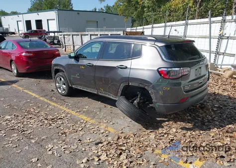 2020 Jeep Compass Latitude 4X4 z USA, uszkodzony, nr VIN 3C4NJDBB6LT168788